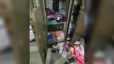 बंद घर का ताला तोड़ कर जेवर और नकदी समेत लाखों की चोरीनगर थाना क्षेत्र के मछुआ टोली में गुरुवार की रात हुई घटना प्राथमिकी दर्ज कर चोरों की धरपकड़ में जुटी पुलिस फोटो नंबर-11, चोरी के बाद घर में बिखरा सामान. आरा. नगर थाना क्षेत्र में लगातार दूसरे दिन भी चोरी की घटना हुई. चोरों द्वारा फिर एक बंद घर का ताला तोड़कर नकदी और जेवर सहित लाखों का सामना उड़ा लिया गया. चोरी की वारदात गुरुवार की रात मछुआ टोली वार्ड नंबर एक के निवासी मो. अशरफ के घर हुई. घटना के समय वे अपनी बेटी के घर गये थे. इस मामले में गृहस्वामी मो. अशरफ के बयान पर नगर थाने में प्राथमिकी दर्ज करायी गयी है. उसमें कहा गया है कि फिलहाल वे अपनी बेटी के घर भभुआ थे. गुरुवार की रात करीब सवा 12 बजे उनके भाई द्वारा सूचना दी गयी की उनके घर का ताला टूटा हुआ है. शुक्रवार की सुबह वे अपने घर पहुंचे, तो देखा कि घर का दरवाजा टूटा है. अलमारी भी टूटी थी और 10 ग्राम का सोने का एक हार, 16 ग्राम की एक चेन, छह ग्राम की अंगूठी एवं 50 हजार रुपये की चोरी कर ली गयी. बहरहाल पुलिस मामले की छानबीन और चोरों की पहचान कर धरपकड़ में जुटी है. बता दें कि एक रोज पहले भी मिल्की मुहल्ले में दो घरों में चोरी हुई थी. एक घर से तो करीब 25 से 30 लाख के जेवर और ढाई लाख रुपये की चोरी कर ली गयी थी.