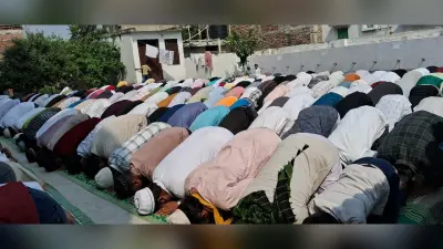 गुनाहों की मगफिरत व अल्लाह की रजा के लिए रोजेदारों ने मस्जिदों में अदा की नमाज