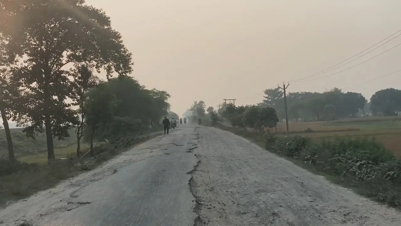 जर्जर सड़क पर हादसे की बनी है संभावना