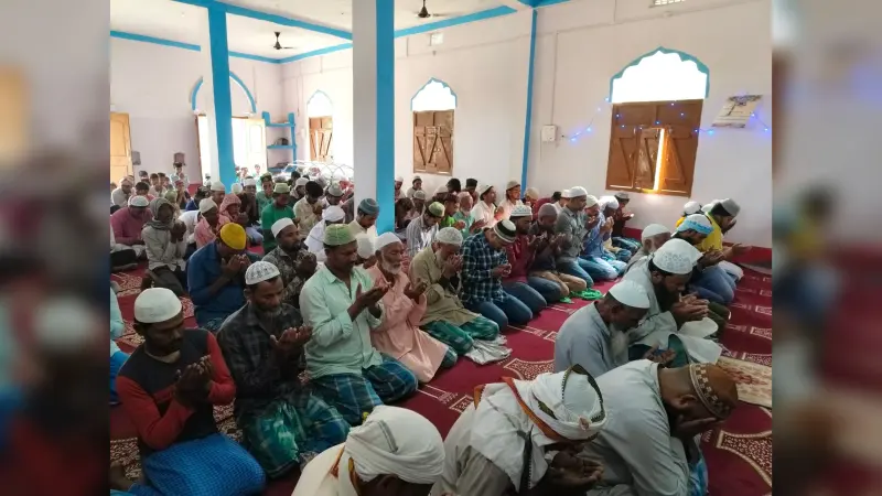 मस्जिदों में उमड़ा नमाजियों का सैलाब, मुल्क में अमन के लिए की दुआ