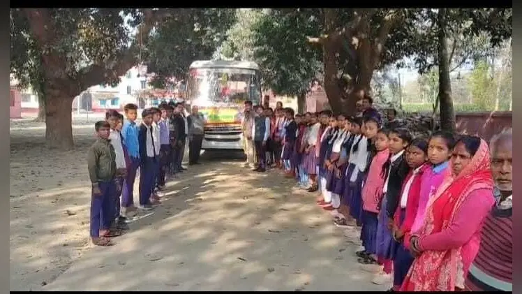 झुनावती आदिवासी मध्य विद्यालय के छात्र-छात्राओं नेमंदार हिल का किया भ्रमण