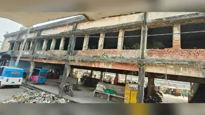 पुराना बस स्टेंड का जर्जर यात्री प्रतिक्षालय बड़े हादसे हो दे रहा निमंत्रण, निगम बेखबर
