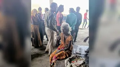 बच्चा चोर की अफवाह में बुजुर्ग महिला को पीटा, पुलिस ने भीड़ से बचाया