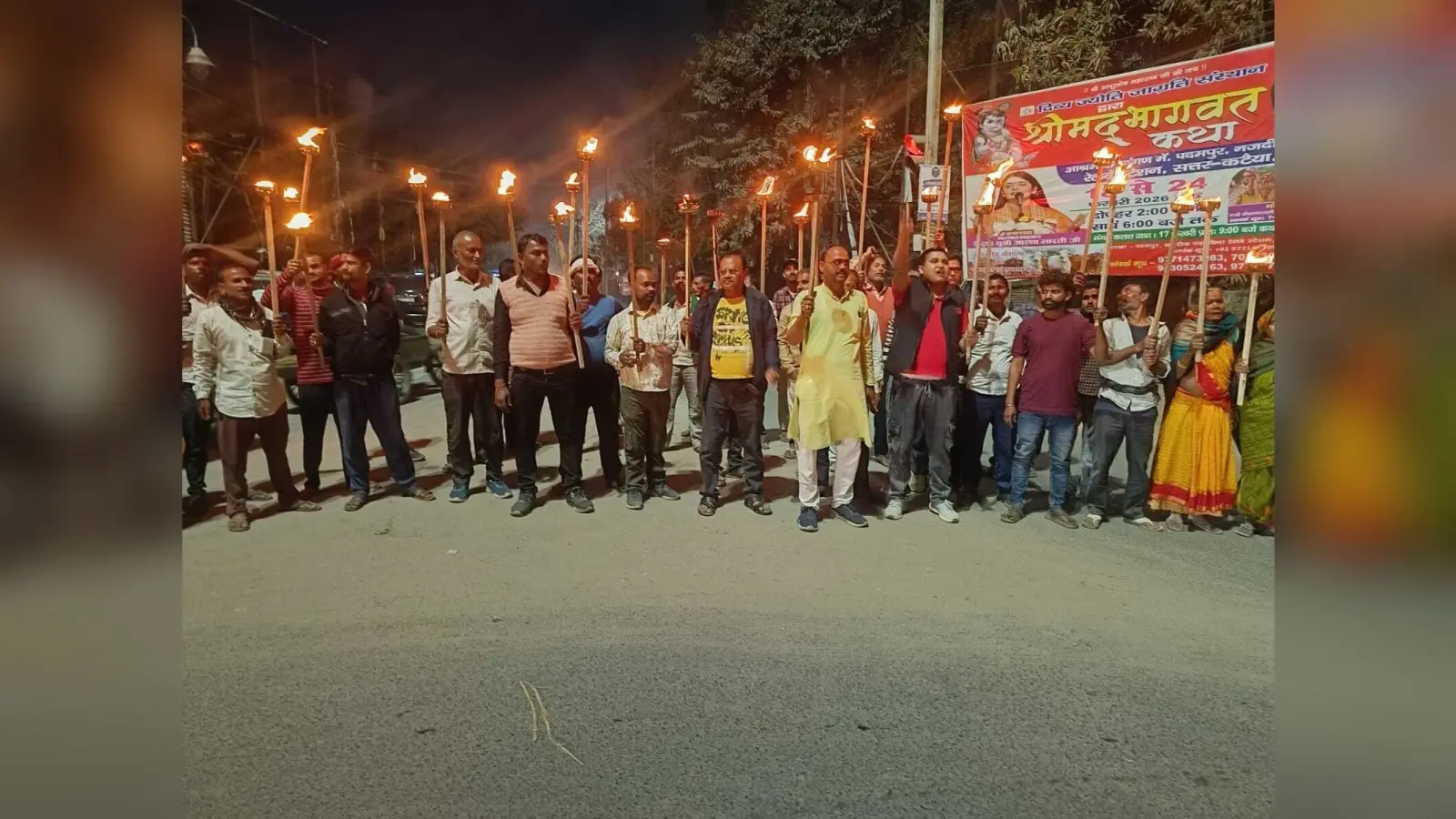 फुटपाथ दुकानदार संघ ने निकाला मशाल जुलूस