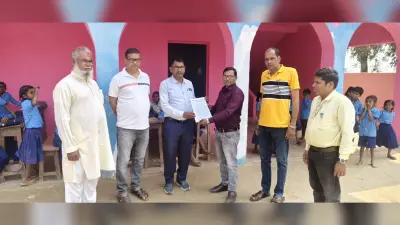 प्रधान शिक्षक ने मुखिया से विद्यालय जर्जर भवन मरम्मत कराने की मांग की