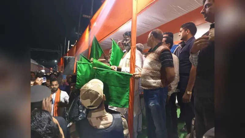 फरक्का एक्सप्रेस व तेभागा एक्सप्रेस ट्रेन को दिखाई हरी झंडी