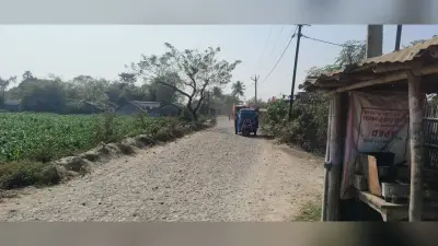 रौतारा गुमटी से मदनचौक तक जाने वाली प्रधानमंत्री सड़क जर्जर