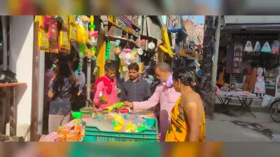 होली की आहट: रंगों व पिचकारी से सजा बाजार