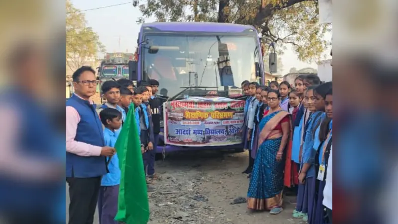 शैक्षिक परिभ्रमण पर रवाना हुए स्कूली बच्चे