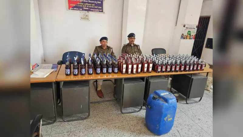 खेत के कुएं से 119 लीटर देसी-विदेशी शराब जब्त