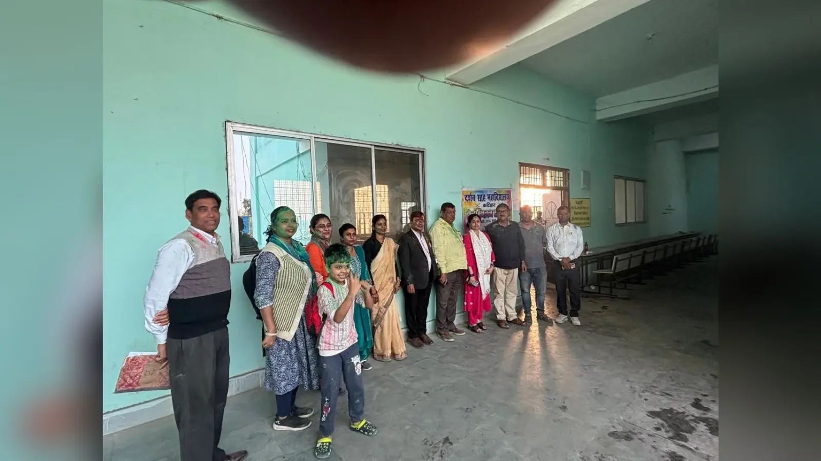 होली मिलन समारोह में रंग बरसे भिंगे चुनरवाली रंग बरसे पर खूब थपथपाया मेज