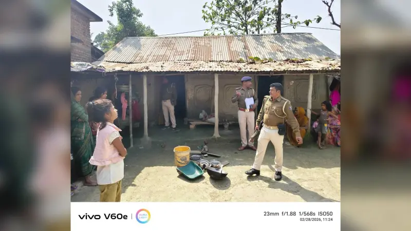 दो फरार आरोपियों के घर हुई कुर्की जब्ती की कार्रवाई