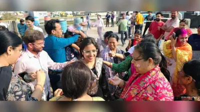 एक-दूसरे को अबीर गुलाल लगाकर होली की बधाई दी
