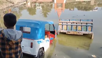 लीड : तेज रफ्तार ट्रैक्टर तालाब में गिरा, चालक की मौत