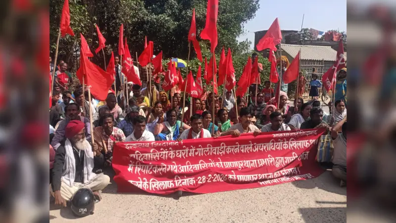 जमीन विवाद में मारपीट, हवाई फाइरिंग करने मामले में पुलिस ने नहीं की कार्रवाई, थाना गेट पर दिया धरना