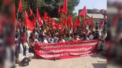 जमीन विवाद में मारपीट, हवाई फाइरिंग करने मामले में पुलिस ने नहीं की कार्रवाई, थाना गेट पर दिया धरना