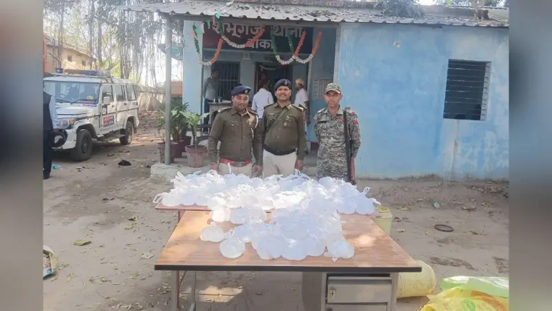 भूमिहारा गांव से 110 लीटर महुआ शराब बरामद, तस्कर फरार