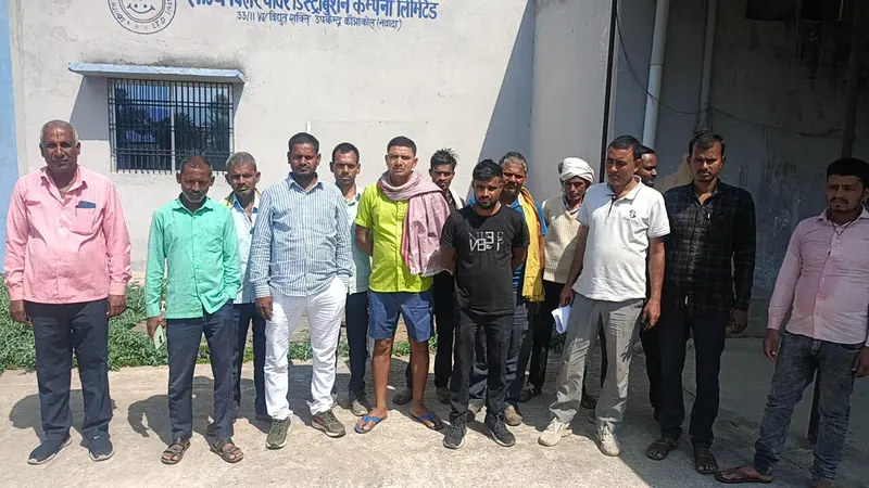 गुआघोघरा गांव में बिजली काटे जाने पर ग्रामीणों का प्रदर्शन