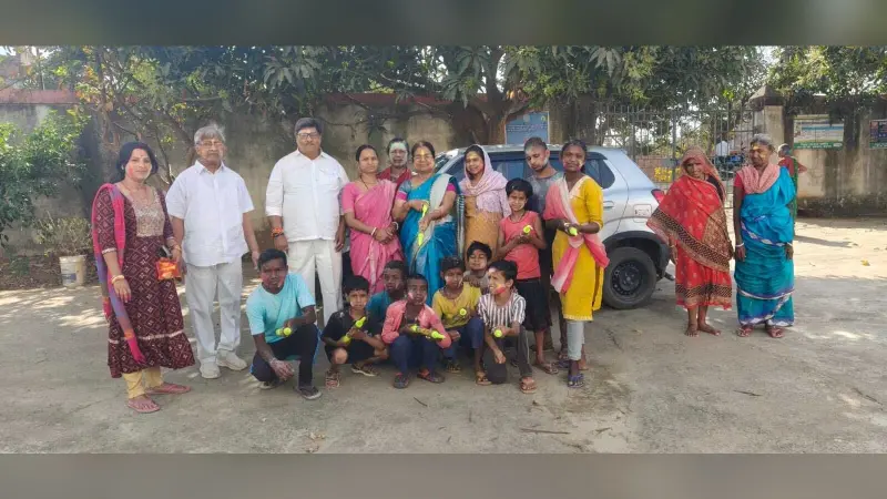 इंटक ने वृद्धा आश्रम में मनायी होली मिलन समारोह