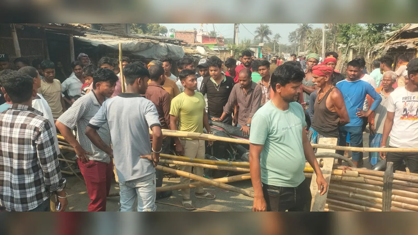 चौकीदार व सहयोगियों पर मारपीट का आरोप लगाकर लोगों ने किया रोड जाम