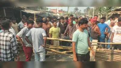 चौकीदार व सहयोगियों पर मारपीट का आरोप लगाकर लोगों ने किया रोड जाम