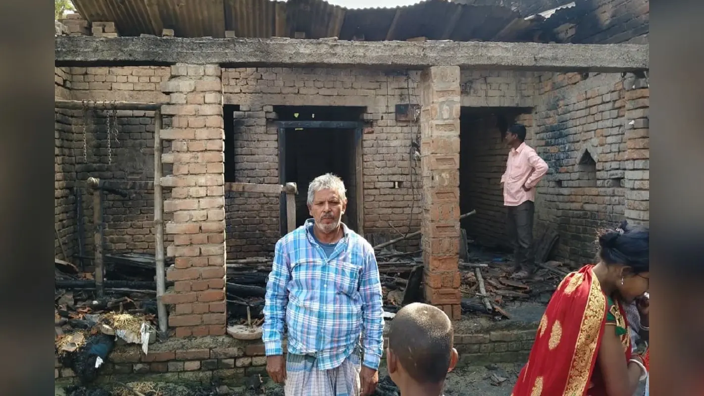 साहिबगंज के राधानगर गांव में उजड़ गया आशियाना, आगजनी में दो घर राख
