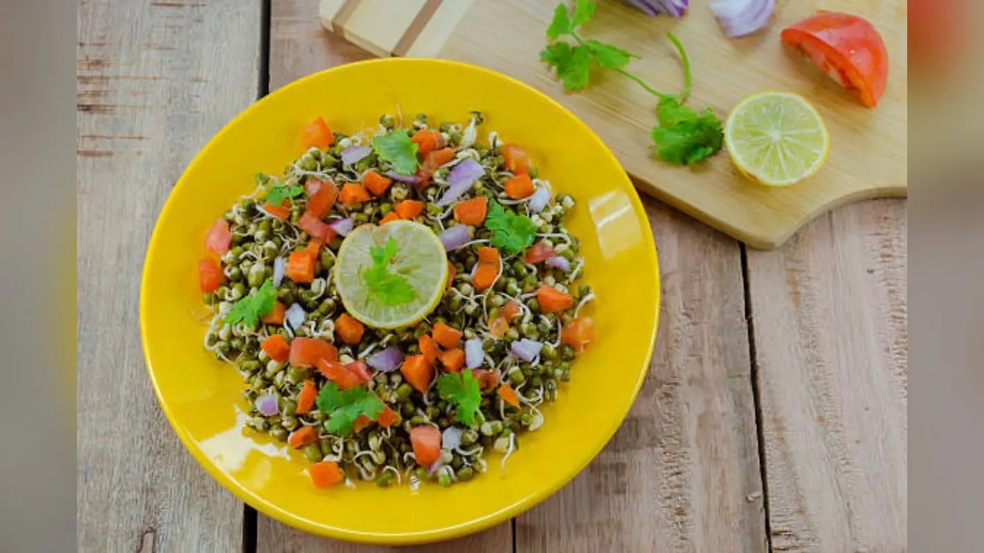Green Moong Chaat: हल्की भूख के लिए बेस्ट है स्वाद और सेहत से भरपूर हरे मूंग की चाट
