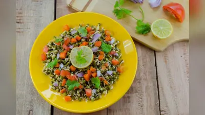 Green Moong Chaat: हल्की भूख के लिए बेस्ट है स्वाद और सेहत से भरपूर हरे मूंग की चाट