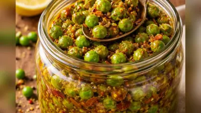 कम सामग्री में तैयार करें हरे मटर का मसालेदार अचार, बोरिंग खाना लगेगा मजेदार