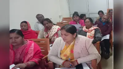 केरेडारी में संघर्ष की मिसाल बने पिता, बेटे को पीठ पर लादकर दिला रहे हैं मैट्रिक की परीक्षा