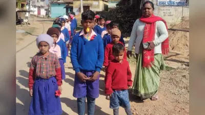 हजारीबाग में ‘सीटी बजाओ-बच्चा बुलाओ’ अभियान शुरू, सरकारी स्कूलों में रौनक लौटाने की अनोखी पहल