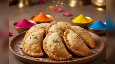 होली पर बेक्ड गुजिया से करें मुंह मीठा, नोट करें सिंपल रेसिपी