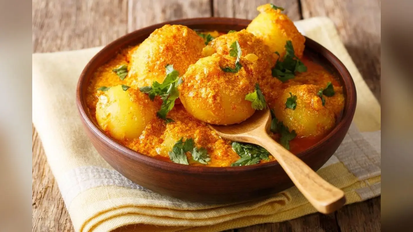 मेहमानों को करें खुश, होली के मौके पर बनाएं स्वादिष्ट दम आलू