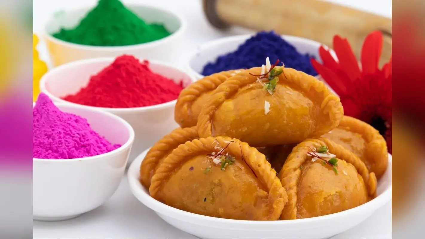 होली के मौके पर बनाएं मावा गुजिया, सबको आएगा खूब पसंद