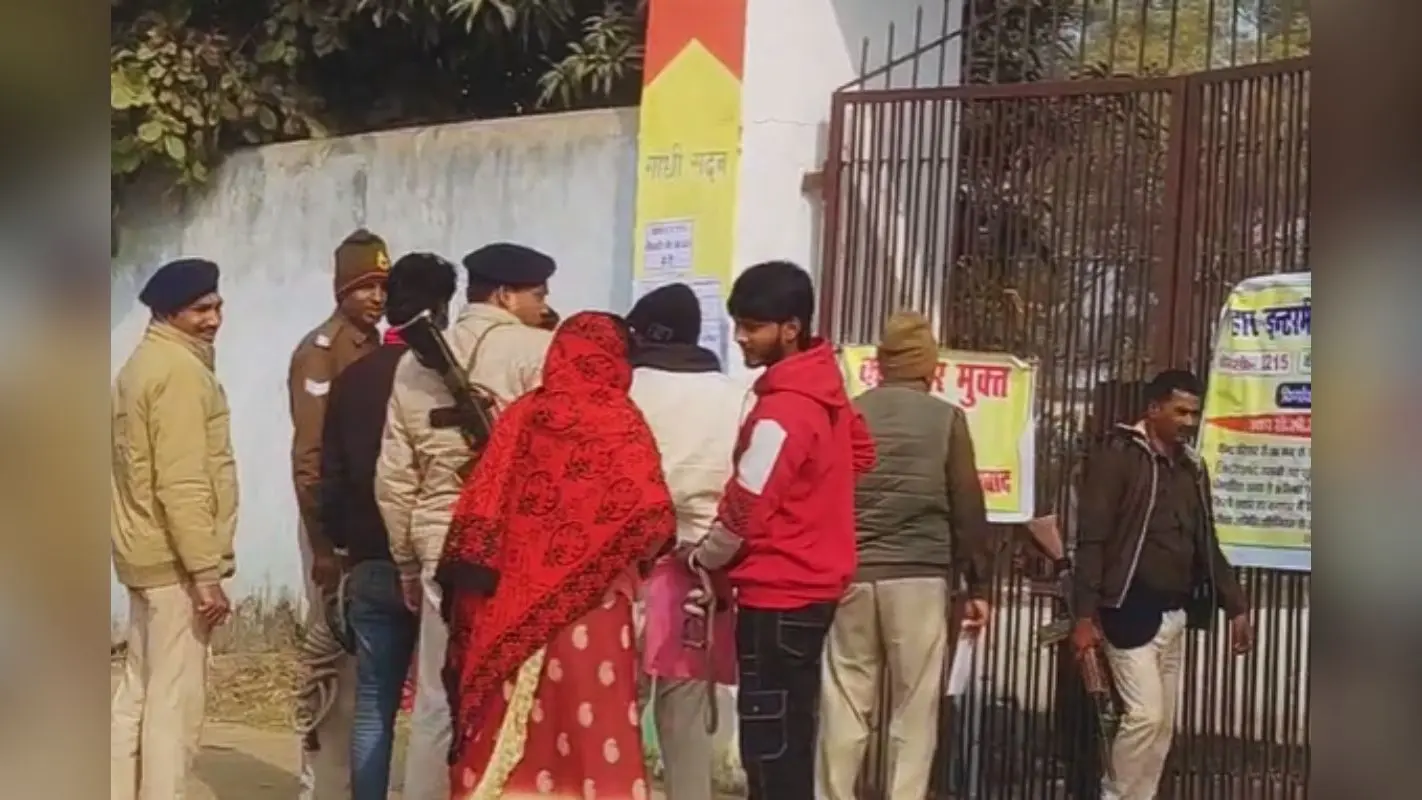 हथकड़ी में इंटर की परीक्षा देने पहुंचे दो छात्र, बिहार बोर्ड परीक्षा के पहले दिन दिखा हैरान करने वाला नजारा