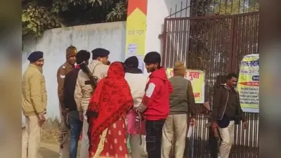 हथकड़ी में इंटर की परीक्षा देने पहुंचे दो छात्र, बिहार बोर्ड परीक्षा के पहले दिन दिखा हैरान करने वाला नजारा