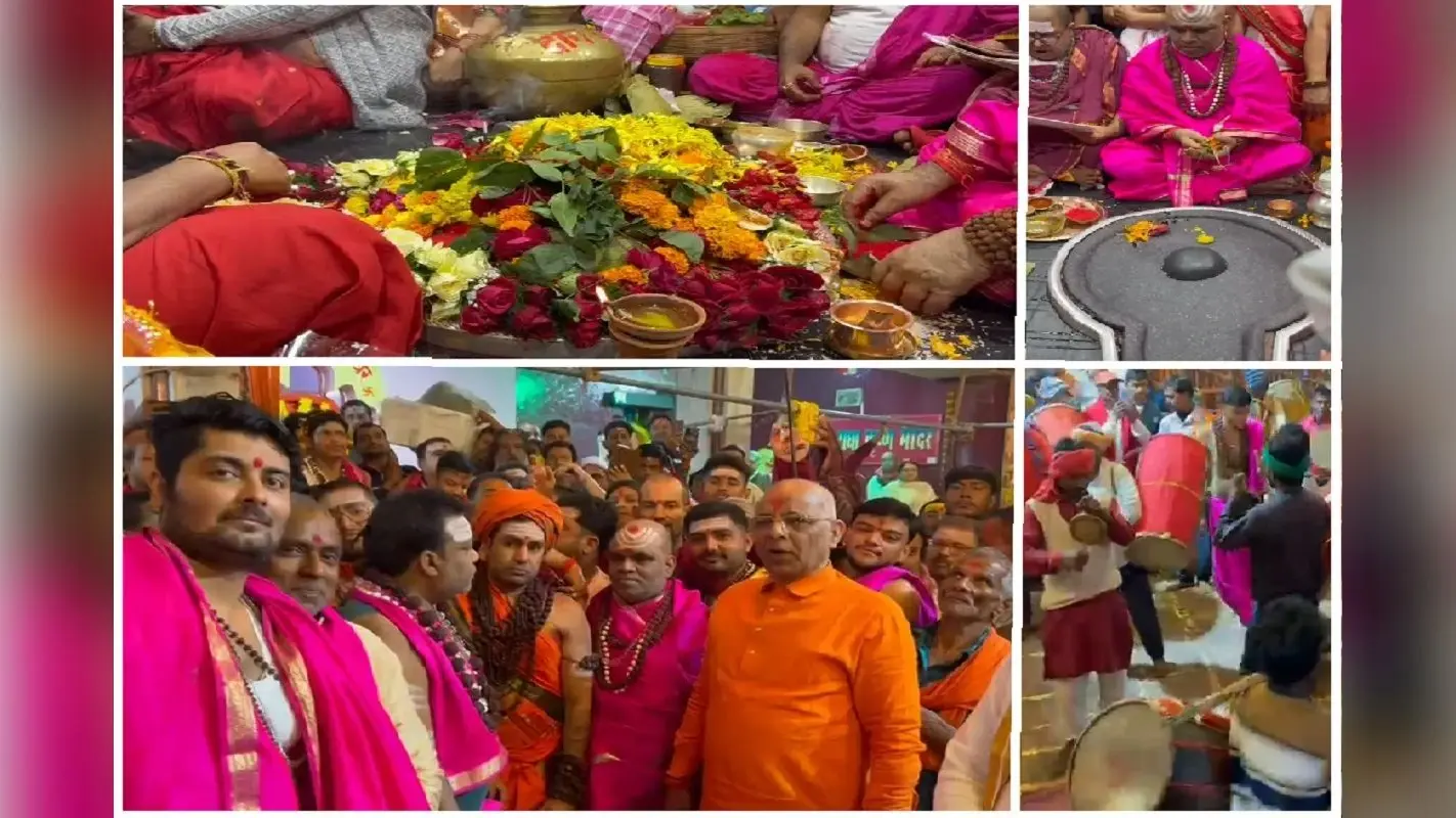 देवघर के बैद्यनाथ मंदिर में देर रात की गई चतुष्प्रहरी पूजा, बाबा को सिंदूर किया गया दान