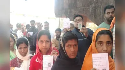 छतरपुर और मेदिनीनगर में मतदान शुरू, महिला-पुरुष मतदाताओं में दिखा जोश