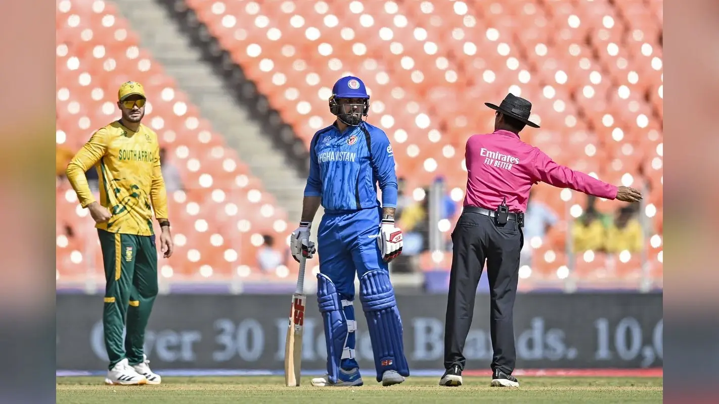 मैदान पर अंपायर से भिड़े मोहम्मद नबी, ICC ने ठोका फाइन