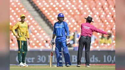 मैदान पर अंपायर से भिड़े मोहम्मद नबी, ICC ने ठोका फाइन