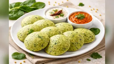 सर्दी के दिनों में बनाएं मूंग दाल पालक इडली