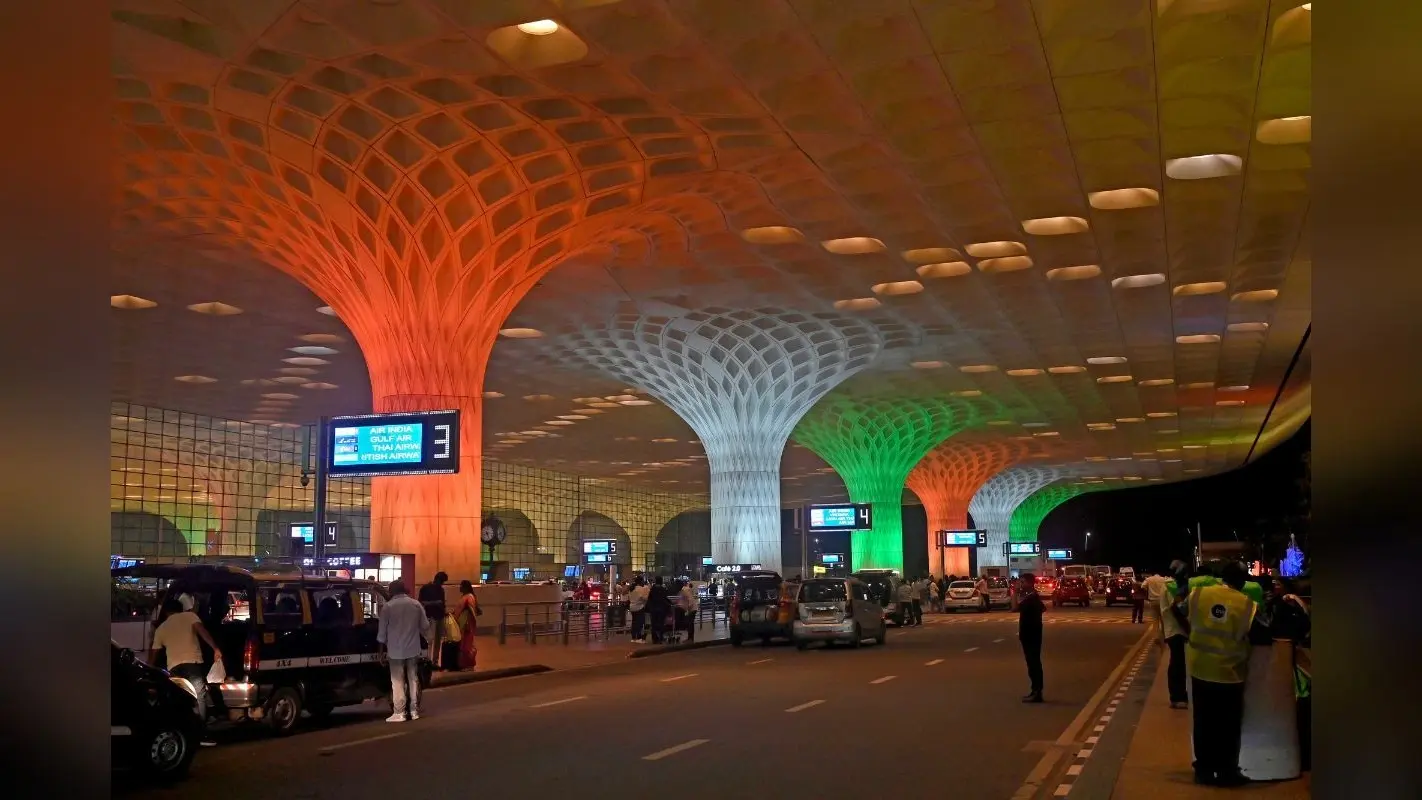 मुंबई एयरपोर्ट: 23 करोड़ का गांजा जब्त, बैंकाक से आए यात्री गिरफ्तार, 85.35 लाख का सोना भी पकड़ा