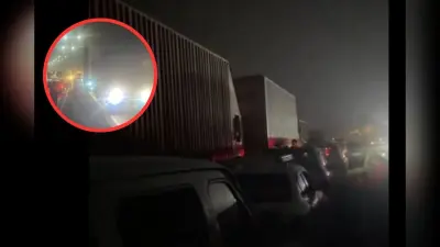 Mumbai-Pune Expressway : गैस टैंकर पलटने से लगा घंटों जाम, शौचालय के लिए भटकते रहे लोग