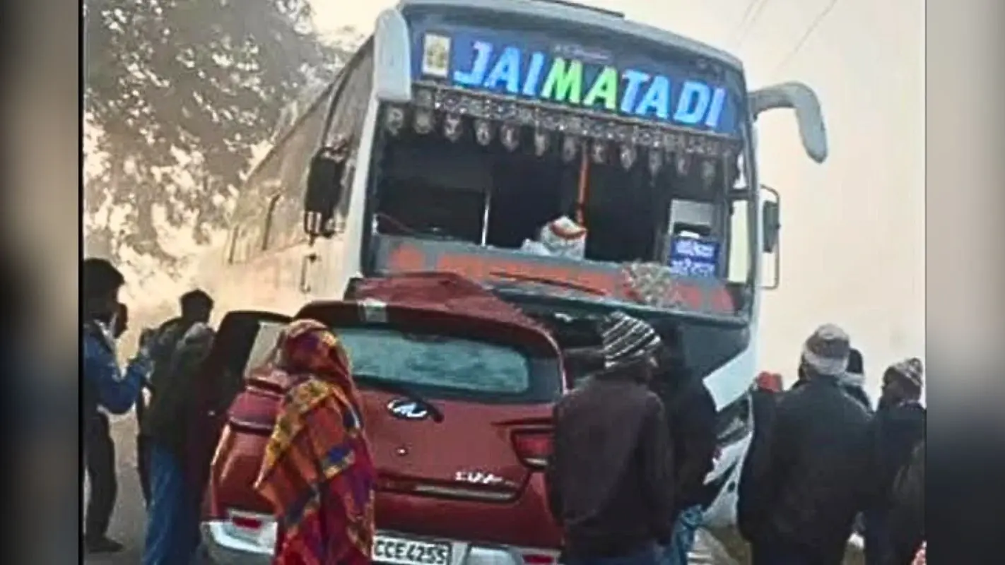 मुजफ्फरपुर में सुबह-सुबह बड़ा हादसा, कार पर चढ़ गई बस, 2 लोगों की दर्दनाक मौत