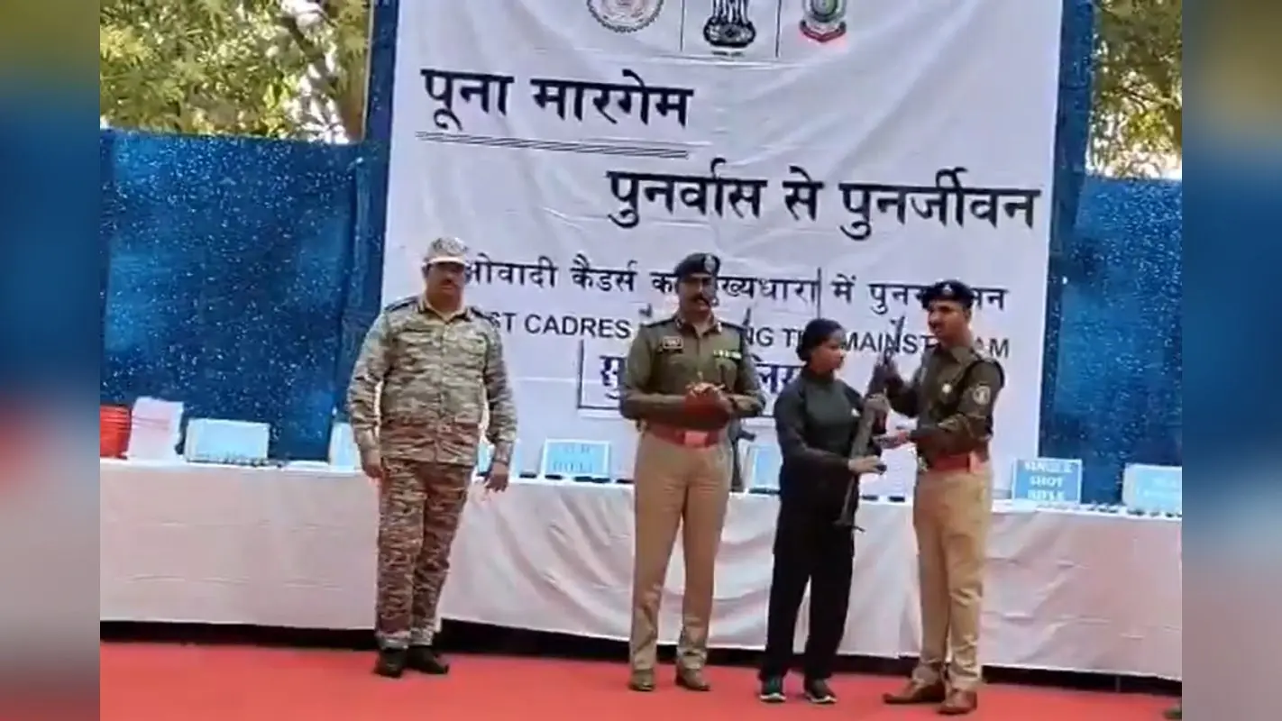 छत्तीसगढ़ में प्रशासन को सफलता, 51 नक्सलियों ने किया सरेंडर, 1.61 करोड़ का था इनाम