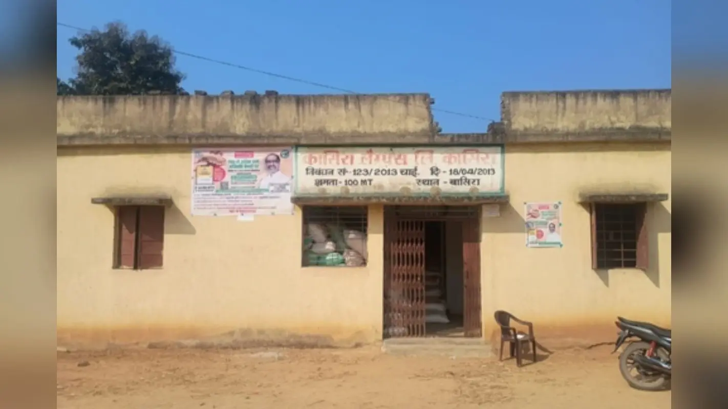 Chaibasa: गोदाम फुल, धान खरीद ठप, बिचौलिए को फसल बेचने को मजबूर किसान