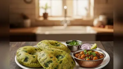 Palak Bhatura Recipe: सफेद भटूरों से हो गए हैं बोर, तो आज ही अपनाएं ये तरीका और बनाइए हरे और फूले हुए भटूरे
