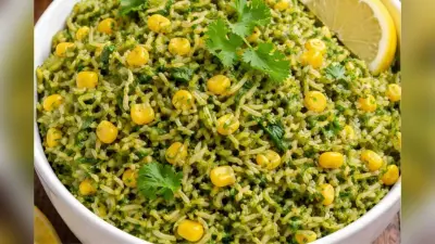 Palak Corn Rice: लंच में बनाएं टेस्टी और रंग-बिरंगी पालक कॉर्न राइस