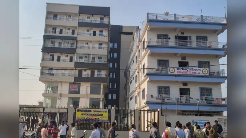 पटना में कोचिंग की छत से गिरकर छात्रा की मौत, CCTV में दिखे 2 लड़के, पिता बोले- हत्या हुई है