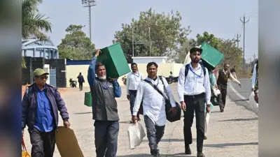 Saraikela: डिस्पैच सेंटर से पोलिंग पार्टी रवाना, डीसी ने की शांतिपूर्ण मतदान की अपील